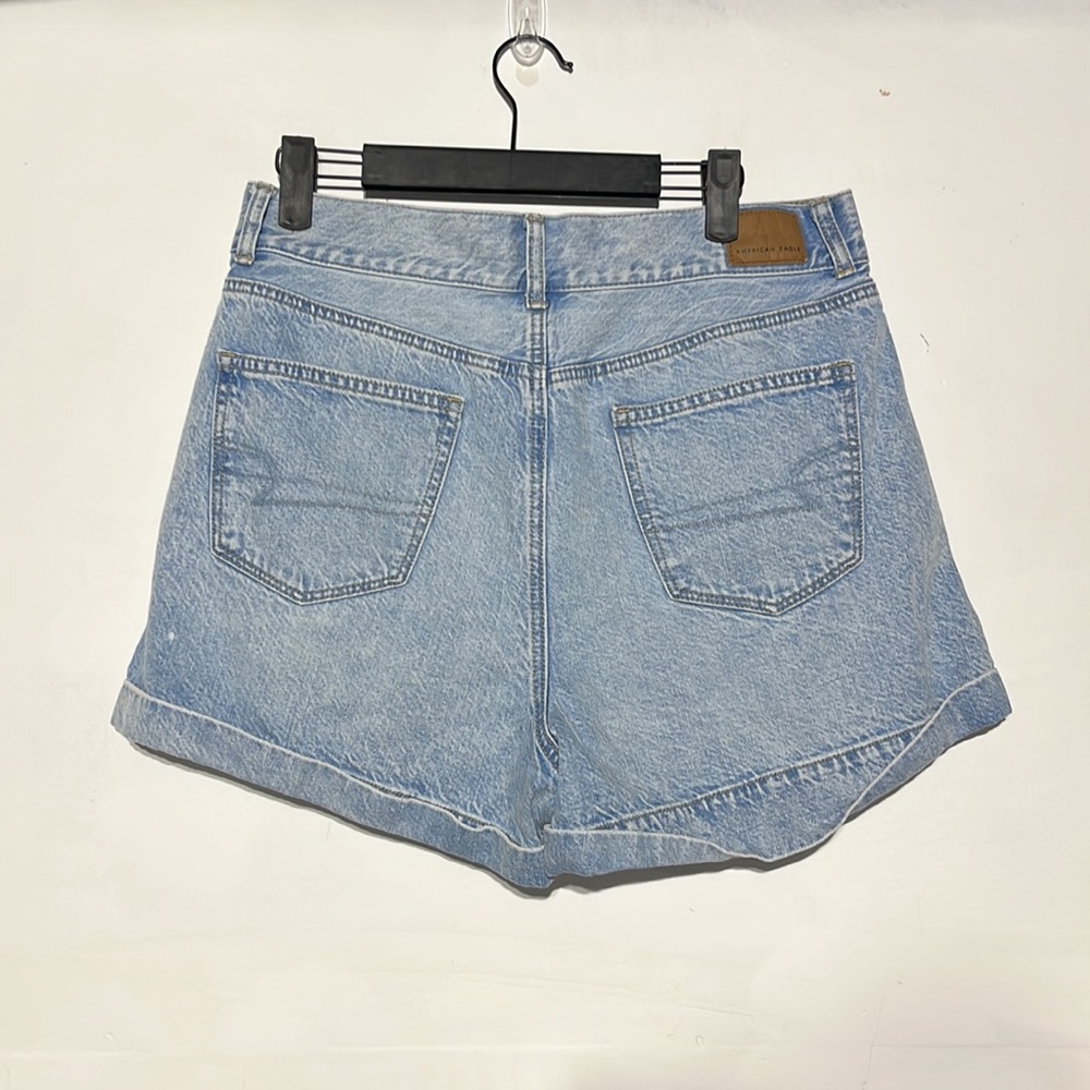 American Eagle Light Wash High Rise Mom Denim Shorts Size 10 - Picture 5 of 9
